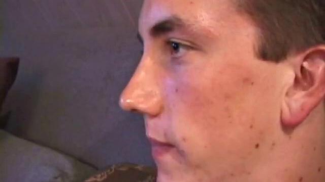 Дерек дрочит свой член и кончает на камеру
