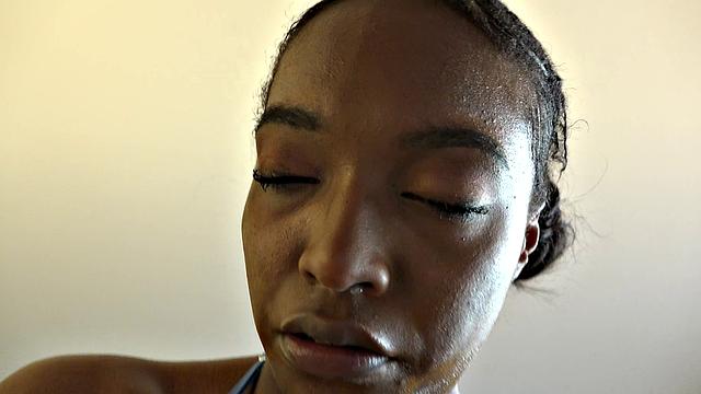 Дая Найт трахается с белым парнем в POV, крупный зад в кадре