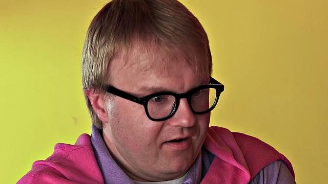 мужик смотрит, как блондинку делает настоящий жеребец