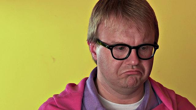 мужик смотрит, как блондинку делает настоящий жеребец