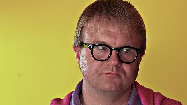 мужик смотрит, как блондинку делает настоящий жеребец