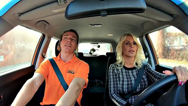 пышногрудая блондинка делает минет и страстно трахается с инструктором в машине