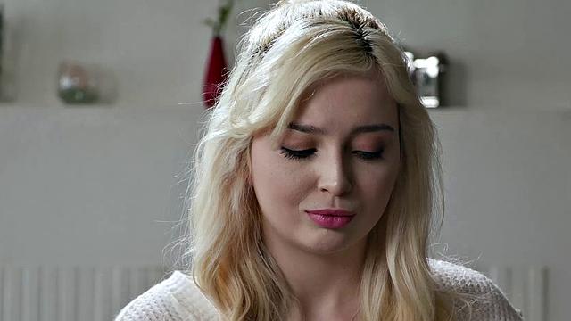 блондинка захотела анал, а лицо всё выдало