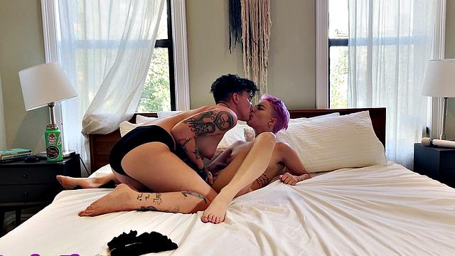 Les amateur inked fingers GFs hairypussy at home