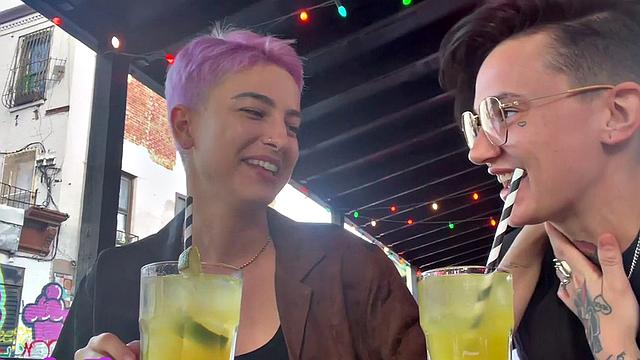 Les amateur inked fingers GFs hairypussy at home