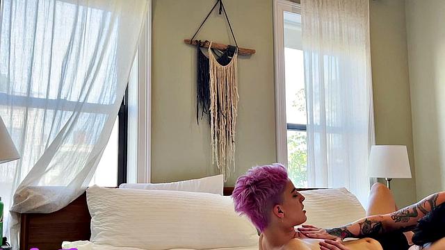 Les amateur inked fingers GFs hairypussy at home