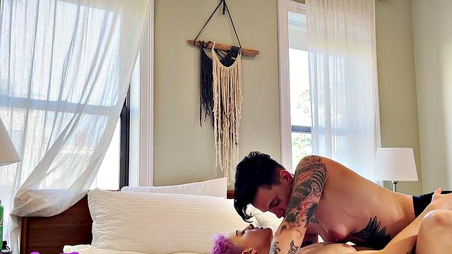 Les amateur inked fingers GFs hairypussy at home