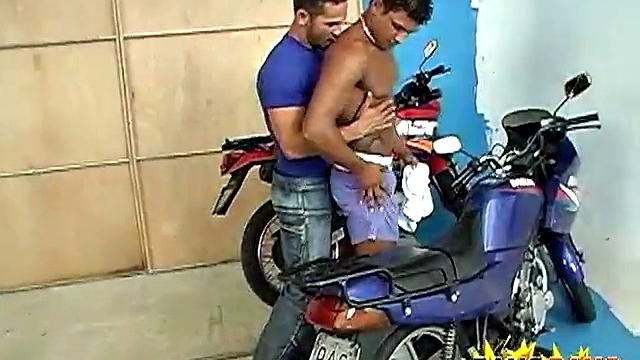 Витор жёстко трахает Кайо, не давая отдышаться