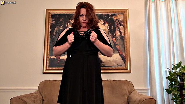 американская милашка с волосатой киской сосёт и трогает себя