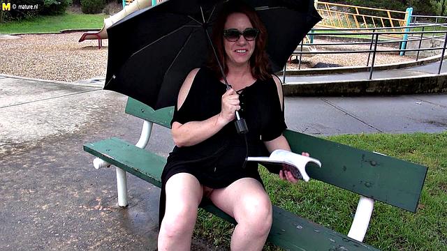 американская милашка с волосатой киской сосёт и трогает себя