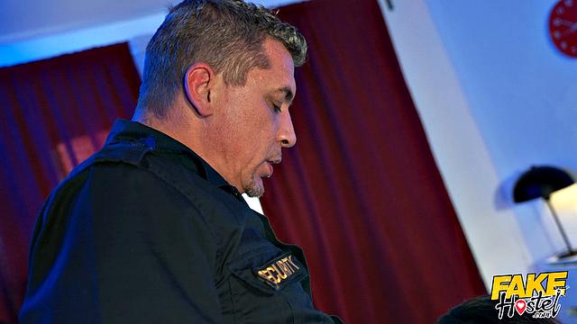 Kitty Love прячет вейп во влагалище и сосёт охраннику, чтобы не попасться в хостеле, потом он её трахаeт по-всякому в комнате.