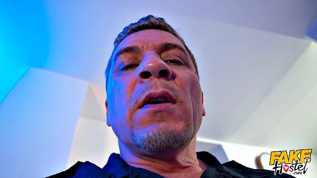 Kitty Love прячет вейп во влагалище и сосёт охраннику, чтобы не попасться в хостеле, потом он её трахаeт по-всякому в комнате.