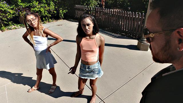 две подруги подглядывают за соседом и получают по полной