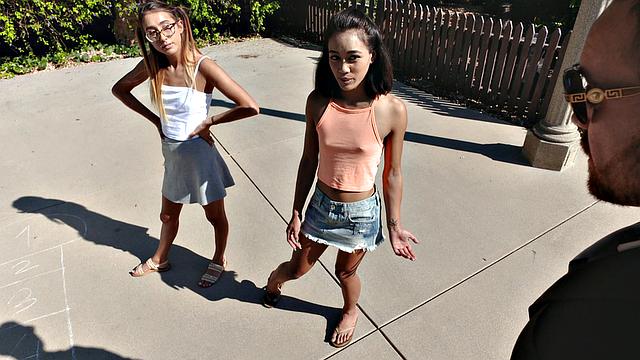 две подруги подглядывают за соседом и получают по полной