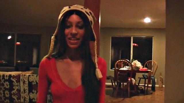 Tiny Tyler медленно сосёт и получает жёстко в пизду