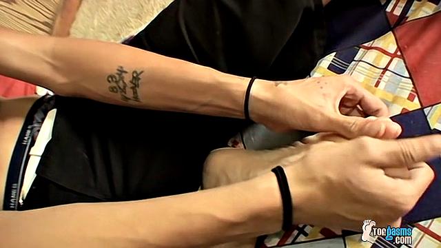 Riley Wiggins strokes cock while worshipping strong masculine feet