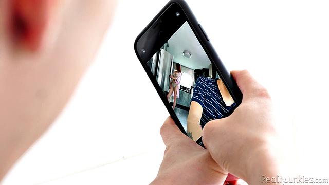 Поймай момент: трахни мачеху на кухне, пока никто не видит!