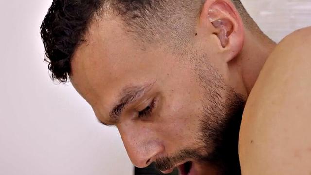 Татуированная красотка встала раком, парень притворяется массажистом года