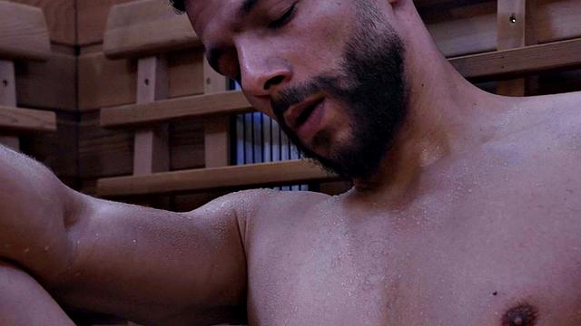 Татуированная красотка встала раком, парень притворяется массажистом года