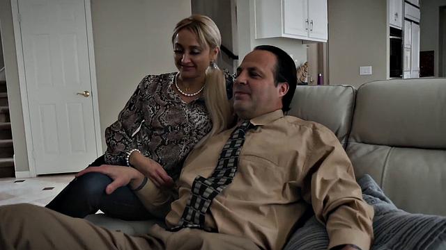 азиатка обслуживает пару дома