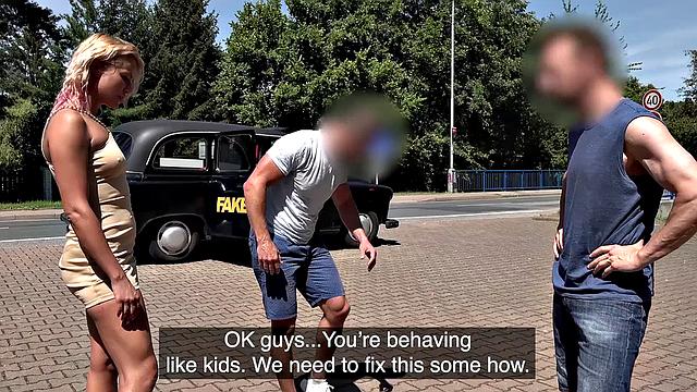 блондинка с жёстким нравом отдается двум парням на улице в анальном замесе