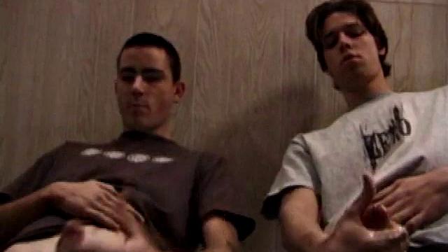 Amateurs Jayden and Jack Off