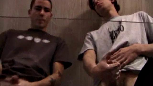 Amateurs Jayden and Jack Off