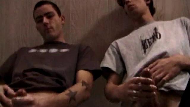 Amateurs Jayden and Jack Off