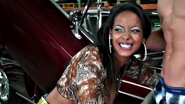 гаражный кастинг: лысая киска латинки и финиш на лицо