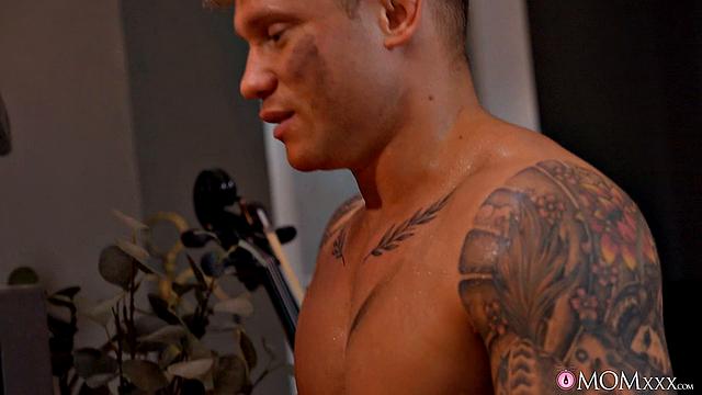 британская милфа мисс сэлли трахается с молодым лиамом