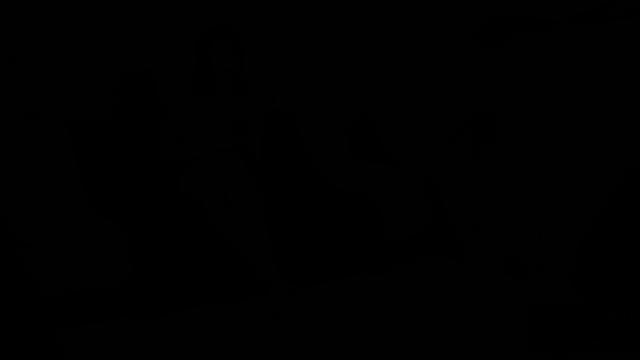 Пышная в белье наблюдает, как парень дрочит перед ней.