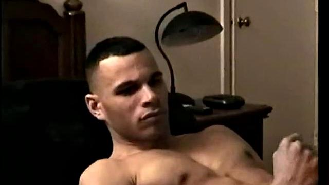 Дино с большим членом дрочит и кончает на камеру