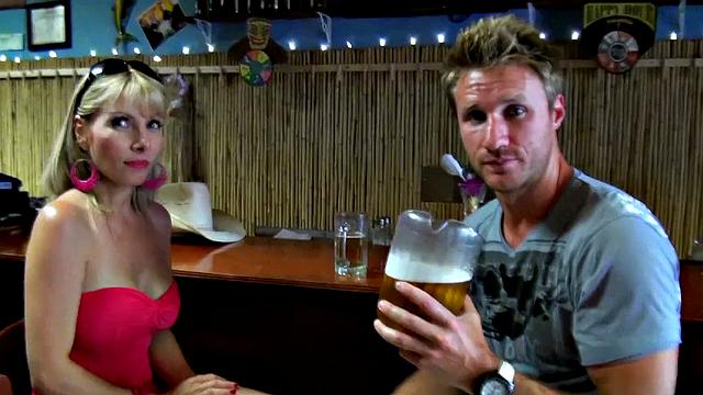 Колумбийская милфа заливает бар струйным оргазмом и разносит Леви Кеша