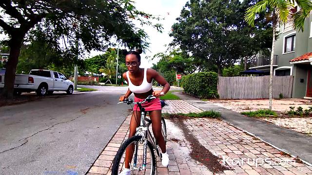 Лейси Лондон такая опытная, что даже чайник закипает от зависти рядом с ней в постели.