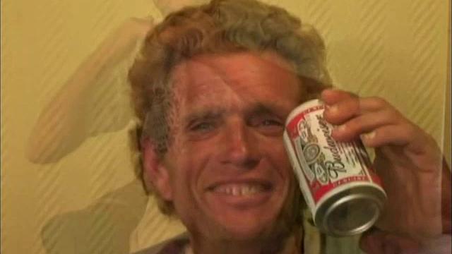 зрелый Амос мощно дрочит и кончает на ладонь