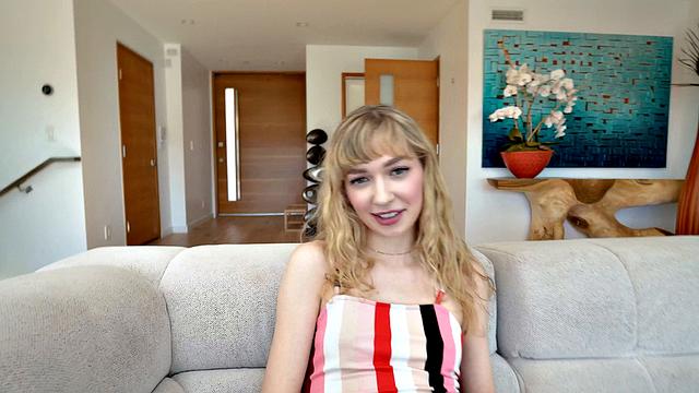 поддержи отчима - отсоси ему прямо на диване