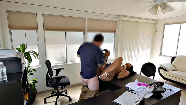 татуированные брюнетки в сандалиях трахаются за деньги в офисе