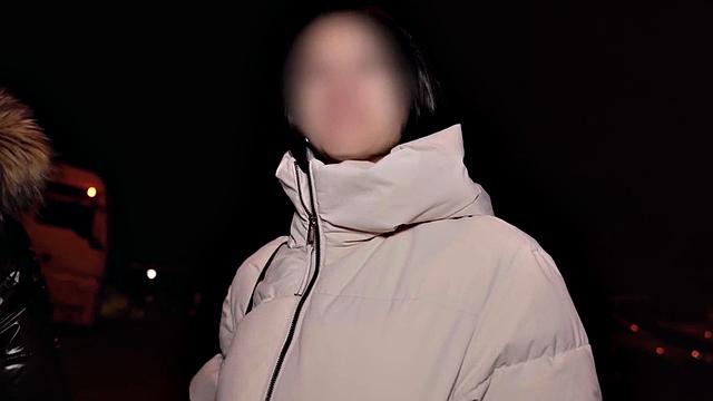 татуированная маскированная шлюха скачет на члене и ловит сперму на лицо