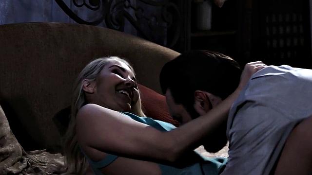 Gorgeous nistress sucks dick before sex