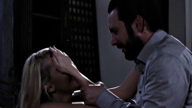 Gorgeous nistress sucks dick before sex