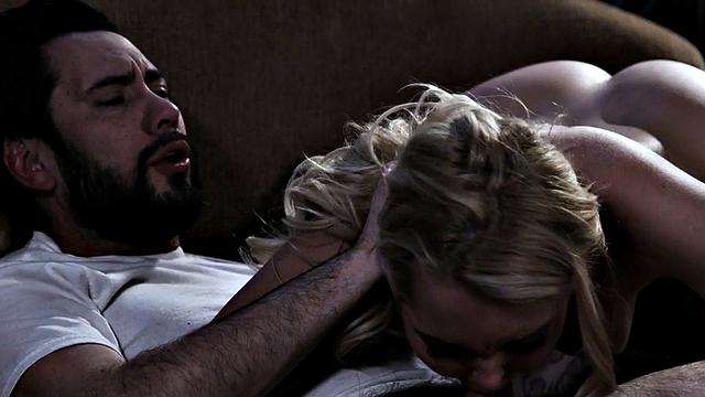 блондинка-мадам доводит до дрожи минетом перед тайным трахом