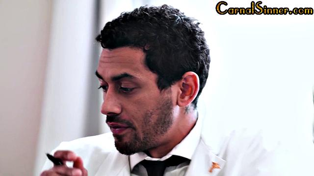 Inked babe gets pussysmashed