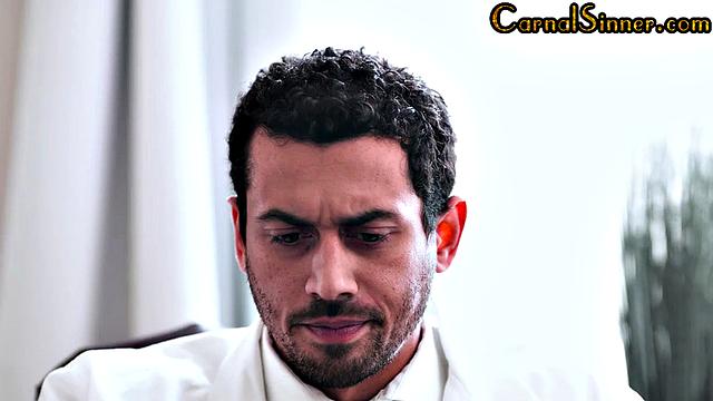 Inked babe gets pussysmashed