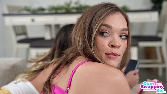 Две ненасытные блондинки соблазняют сводного брата в жарком тройничке