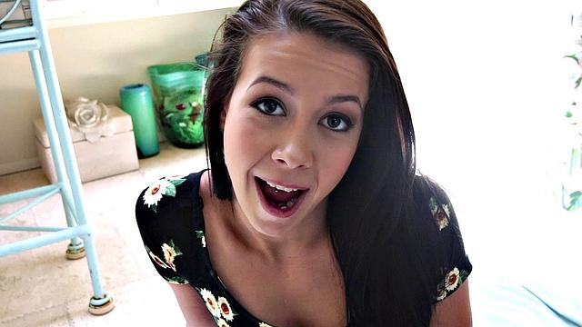 Алайна раздвигает свою тугую киску и получает по полной