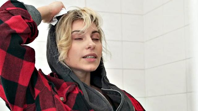 жаркая малышка сосёт и скачет на члене, не зная усталости