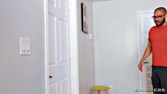 Две зрелые красотки устраивают двойной приём спермы с соседом Xander Corvus в спальне жены, пока муж на работе.