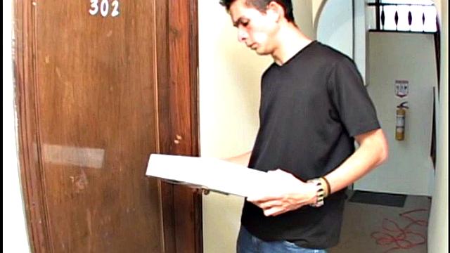 Два латиноса устраивают жаркую гей-схватку с анальным экшеном и глубоким минетом.