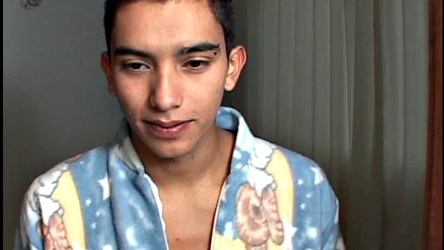 Два латиноса устраивают жаркую гей-схватку с анальным экшеном и глубоким минетом.