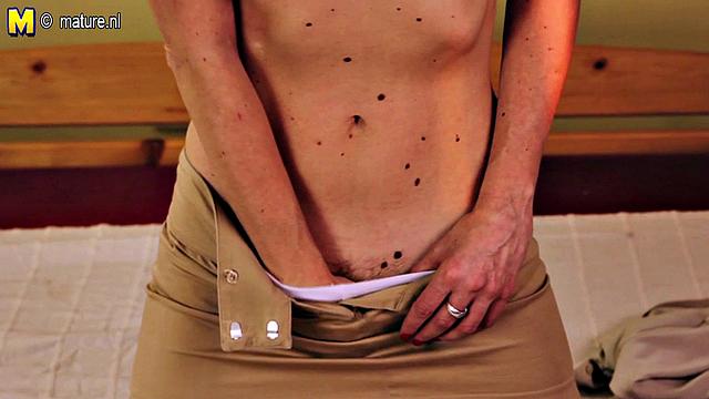 Зрелая домохозяйка устраивает жаркий минет